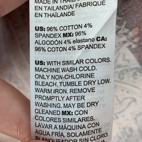 Chico's No Iron Chic Stretch Floral Flip Cuff Button Down Sz 8 - Picture 8 of 10